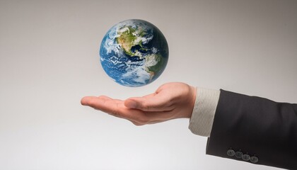 거대한 손 위에 떠 있는 작은 지구