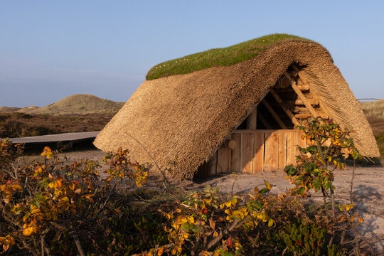  Eisenzeitliche H&uuml;tte mit Reetdach.