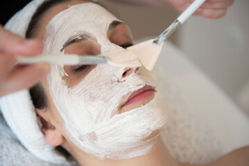 Tratamiento de belleza facial: primer plano de cara de mujer a la que le están aplicando...