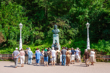 Pomnik Adama Mickiewicza przy deptaku w Krynicy.