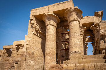 Templo de Kom Ombo. Egipto. Kom Ombo. El templo de Sobek y Haroeris construido durante la dinast&iacute;a ptolemaica - Sala hip&oacute;stila con capiteles florales encima de columnas