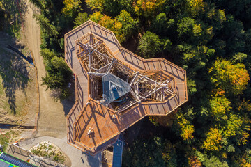 Widok z góry na wieżę widokową na Słotwinach w Krynicy-Zdroju. © Jacek