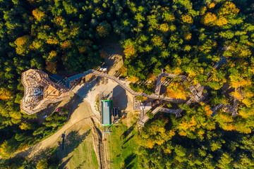 Widok z lotu ptaka na wieżę widokową w Krynicy.