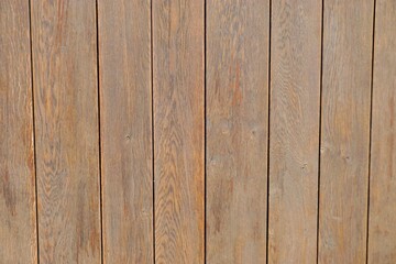 Braune alte Lattenholzwand mit Muster bei Sonne am Morgen als Hintergrund