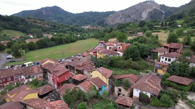 Panor&aacute;mica a&eacute;rea a vista de dron de un barrio del pueblo asturiano de Cangas de Onis en Asturias, Espa&ntilde;a - 358
