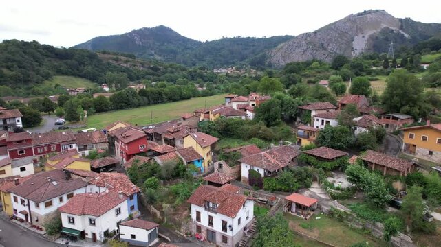 Panor&aacute;mica a&eacute;rea a vista de dron de un barrio del pueblo asturiano de Cangas de Onis en Asturias, Espa&ntilde;a - 359

