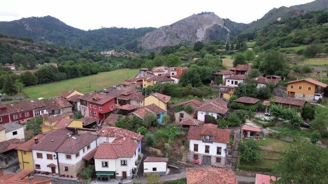 Panor&aacute;mica a&eacute;rea a vista de dron de un barrio del pueblo asturiano de Cangas de Onis en Asturias, Espa&ntilde;a - 361
