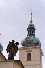 barokowa wieża kościoła i rzeźba świętego