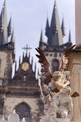 rzeźba anioła na tle gotyckiej katedry