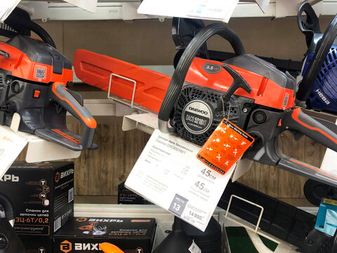 Large selection of chainsaws daewoo in the supermarket.