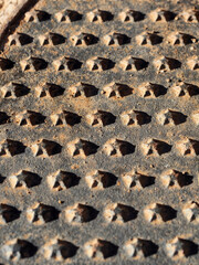 Detalle de tapa metalica en una zona de construccion