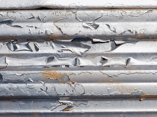Detalle de vieja valla metalica con pintura desconchada