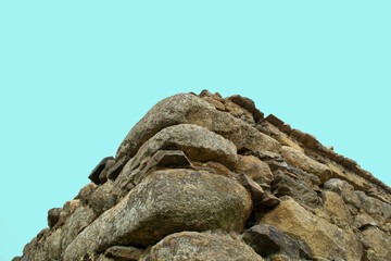 Muro de piedra preincaica en Huaraz Perú con cielo celeste