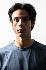 Obraz premium sesión fotográfica de modelo masculino en estudio fondo blanco