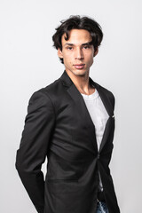 sesión fotográfica de modelo masculino en estudio fondo blanco