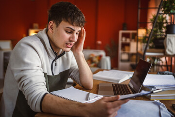 Obraz premium exhausted tired man student try to study for exams at home