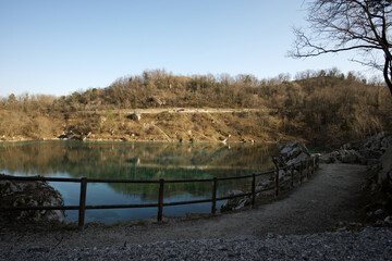 Fototapeta premium acqua cristallina al lago di cornino – forgaria nel Friuli – udine - italia