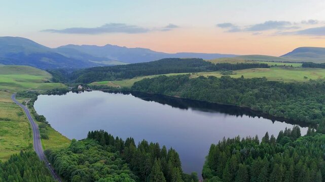Le lac du Guery en Auvergne dans le massif central au coucher de soleil 