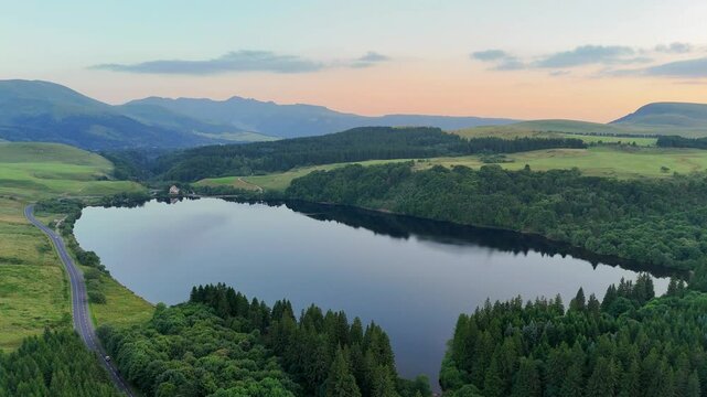 Le lac du Guery en Auvergne dans le massif central au coucher de soleil 
