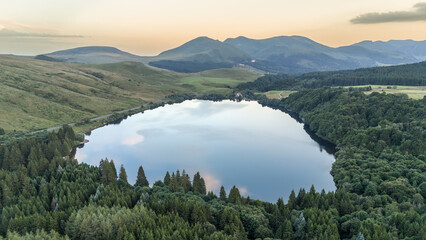 Le lac du Guery en Auvergne dans le massif central au coucher de soleil 