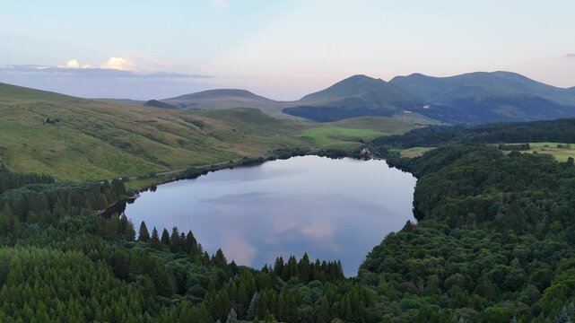 Le lac du Guery en Auvergne dans le massif central au coucher de soleil 