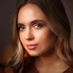 Obraz premium Ritratto in primissimo piano di bellissima donna caucasica. luce romantica