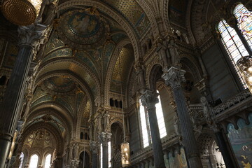Fototapeta premium Stunning Interiors of Lyon Cathedral – Gothic Architecture and Sacred Beauty
