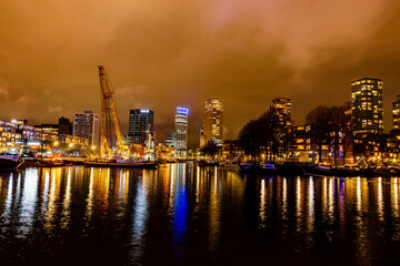 Fototapeta premium Stunning Night Views of Rotterdam – Illuminated Skyline and Modern Architecture