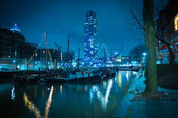 Fototapeta premium Stunning Night Views of Rotterdam – Illuminated Skyline and Modern Architecture