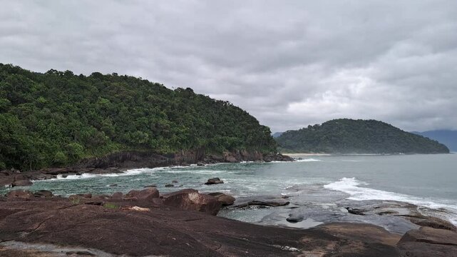 Nuvens de tempestade se aproximando da praia, em Ubatuba, litoral norte de S&atilde;o Paulo, Brasil