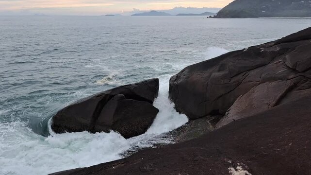uma rocha cortada ao meio junto ao mar, em Ubatuba, litoral norte de S&atilde;o Paulo, Brasil.