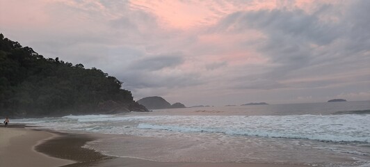 Um pôr-do-sol durante um dia nublado com muitas cores no céu, na praia do Félix, em Ubatuba, litoral norte paulista, Brasil.
