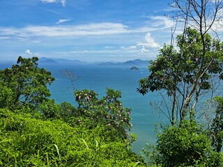 Uma linda vista do mar e de ilhas obtida do alto de um morro, em Ubatuba, litoral norte paulista, brasil