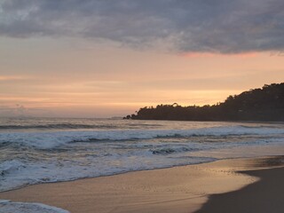 O anoitecer com muitas cores no céu, na praia do Félix, em Ubatuba, litoral norte paulista, Brasil.
