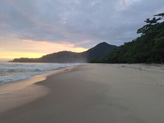 Um pôr-do-sol com muitas cores no céu, na praia do Félix, em Ubatuba, litoral norte paulista, Brasil.