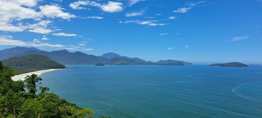 Uma linda vista do mar e de ilhas obtida do alto de um morro, em Ubatuba, litoral norte paulista,...