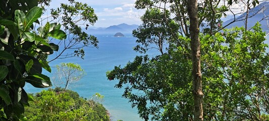 Uma linda vista do mar e de ilhas obtida do alto de um morro, em Ubatuba, litoral norte paulista, brasil