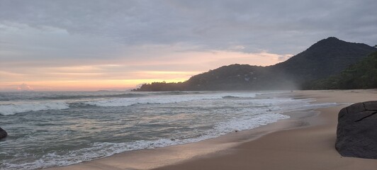 O anoitecer com muitas cores no céu, na praia do Félix, em Ubatuba, litoral norte paulista, Brasil.