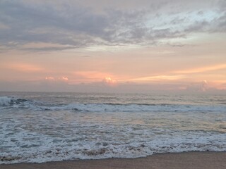 O anoitecer com muitas cores no céu, na praia do Félix, em Ubatuba, litoral norte paulista, Brasil.