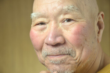 髭面の老人の笑顔