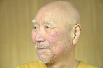 髭面の老人の笑顔