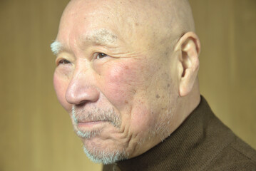 髭面の老人の笑顔