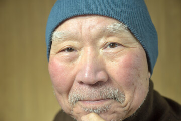 髭面の老人の笑顔