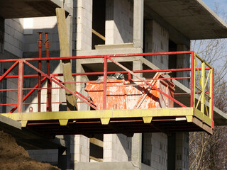 Budowa domu wielorodzinnego (bloku). Widok bloku podczas budowy, stan surowy, bez okien i wykończonej elewacji © tomo81