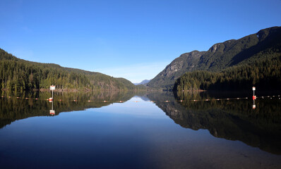 Naklejka premium MIrror reflection of mountains in peaceful lake