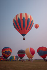 Obraz premium full of hot-air balloons take to the skies at sunset