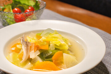 野菜たっぷりのスープとサラダが並ぶ食卓