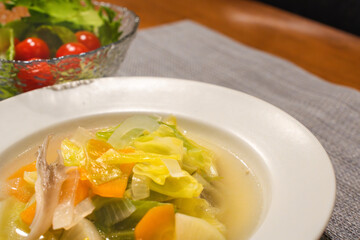 野菜たっぷりのスープとサラダが並ぶ食卓