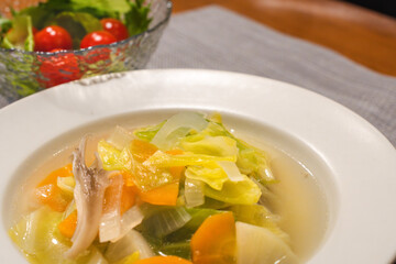 野菜たっぷりのスープとサラダが並ぶ食卓