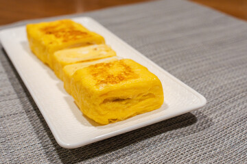 ふんわり卵焼きのカット断面が美しい一品料理